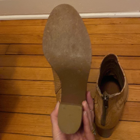 Perforated tan leather ankle boots wood heel - Picture 7 of 8